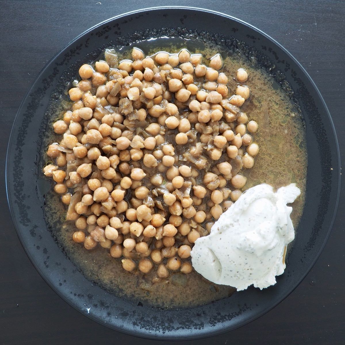 Chickpeas with feta cream