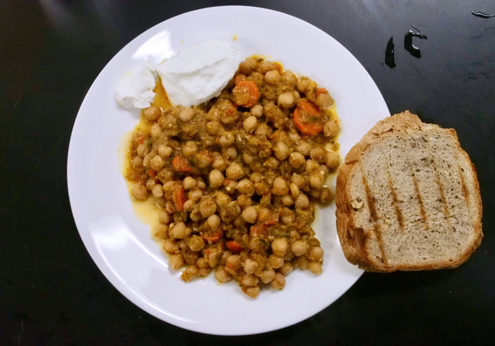 Spiced chickpeas with yogurt